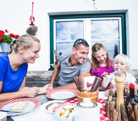 Essen mit Familie auf der Almhütte@2x